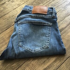 Lucky Brand Mid Rise Skinny Ava. 4/27